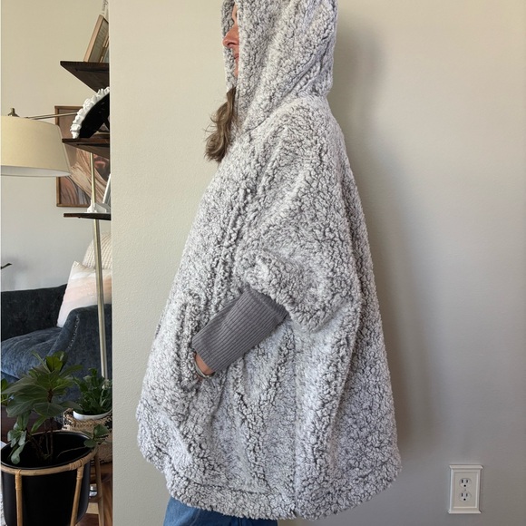 C&C California Sherpa Teddy Poncho Jacket
NWT NEW S M L - Picture 7 of 8